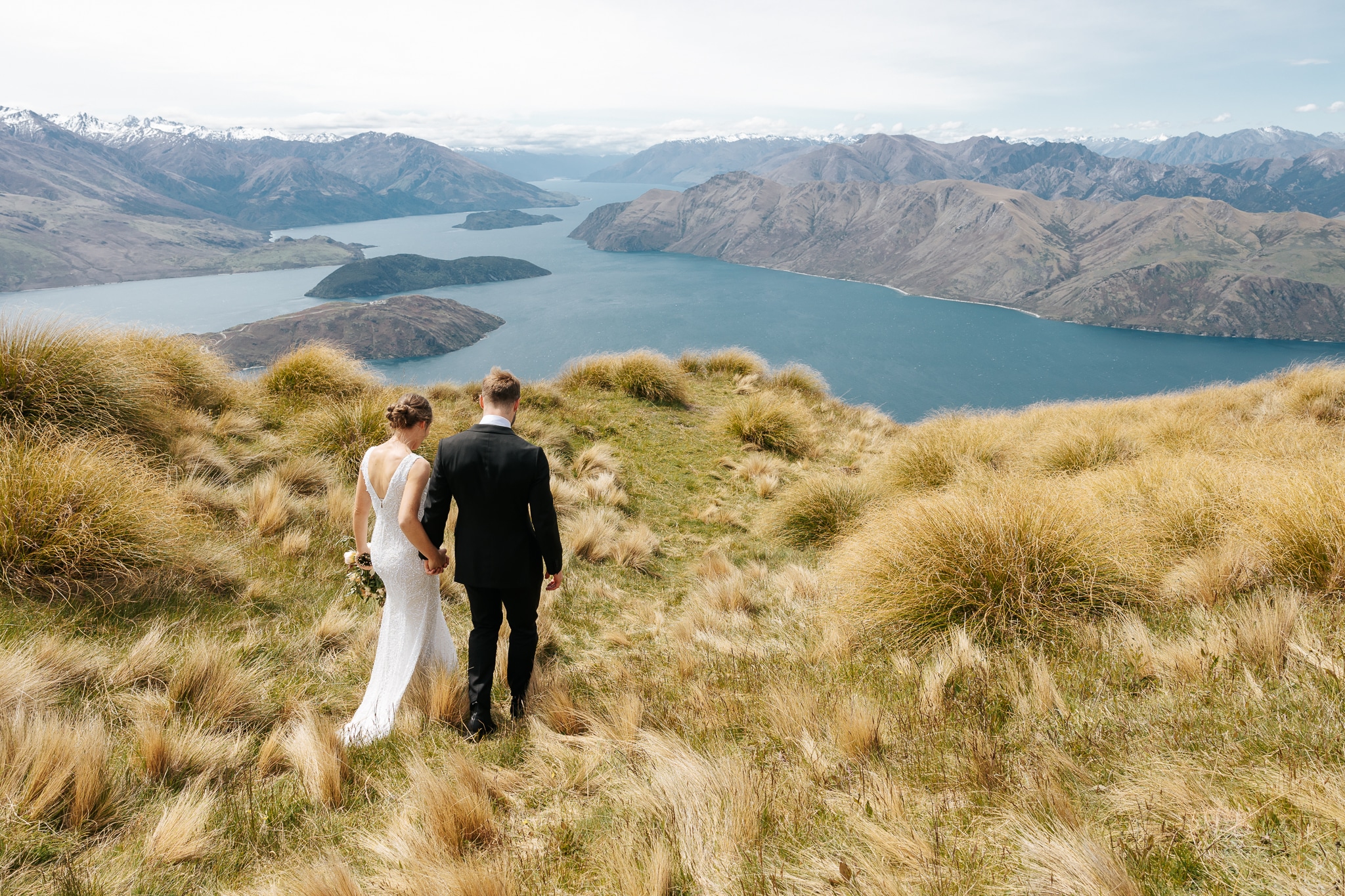 Luxury Elopement wedding in Queenstown New Zealand with helicopter wedding ceremony on Coromandel Peak